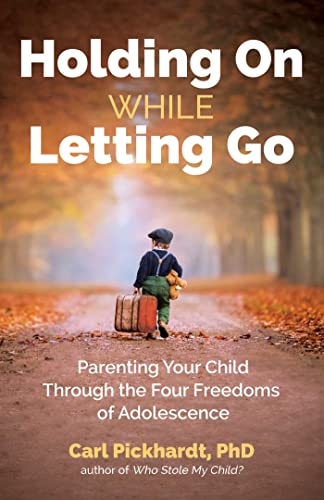 Holding On While Letting Go: Parenting Your Child Through the Four Freedoms of Adolescence von Health Communications Inc