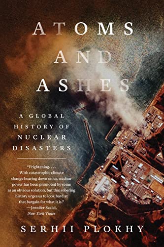 Atoms and Ashes: A Global History of Nuclear Disasters von Norton & Company