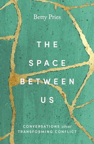 The Space Between Us: Conversations About Transforming Conflict von Herald Press (VA)