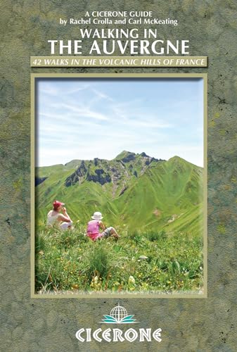 Walking in the Auvergne: 42 Walks in the Massif Central - France's volcano region (Cicerone guidebooks) von Cicerone Press