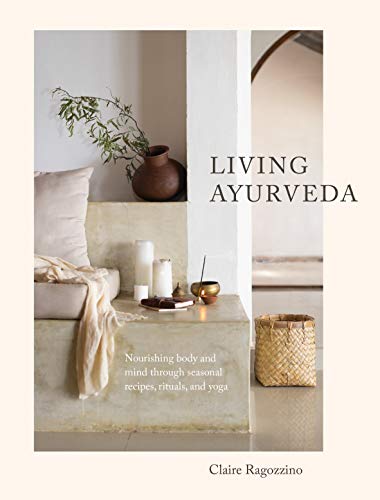 Living Ayurveda: Nourishing Body and Mind through Seasonal Recipes, Rituals, and Yoga von Roost Books