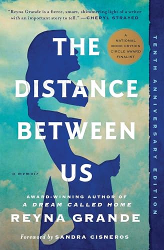 The Distance Between Us: A Memoir von Washington Square Press