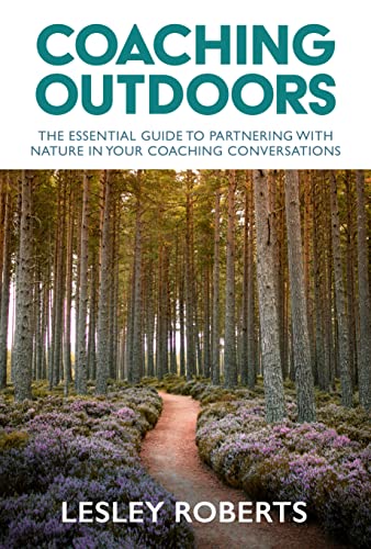 Coaching Outdoors: The Essential Guide to Partnering With Nature in Your Coaching Conversations von Practical Inspiration Publishing