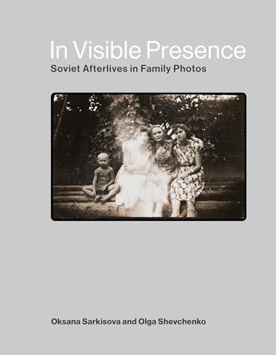 In Visible Presence: Soviet Afterlives in Family Photos von The MIT Press