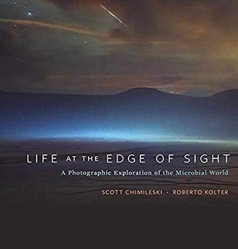 Life at the Edge of Sight: A Photographic Exploration of the Microbial World von Belknap Press