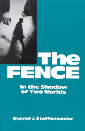 The Fence: In the Shadow of Two Worlds von Rowman & Littlefield Publishers