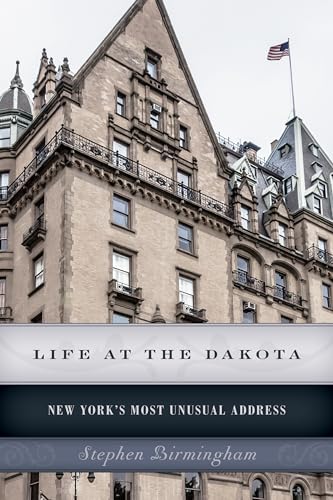 Life at the Dakota: New York's Most Unusual Address von Lyons Press