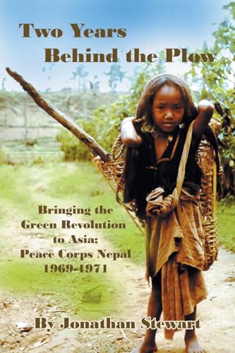 Two Years Behind the Plow: Bringing the Green Revolution to Asia; Peace Corps Nepal 1969-1971 von Xlibris US
