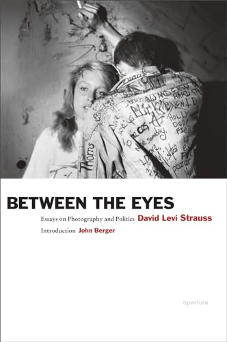 David Levi Strauss: Between the Eyes: Essays on Photography and Politics von Aperture