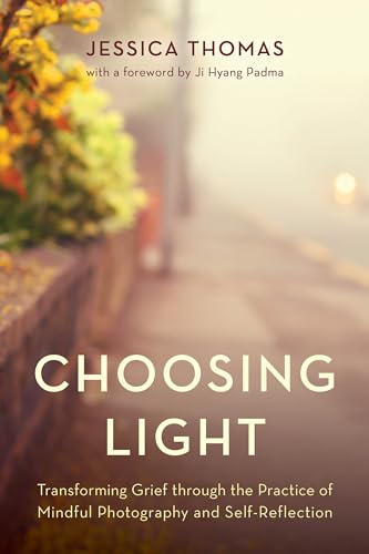 Choosing Light: Transforming Grief through the Practice of Mindful Photography and Self-Reflection von Rowman & Littlefield Publishers
