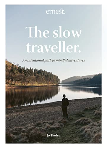 The Slow Traveller: An intentional path to mindful adventures von Leaping Hare Press