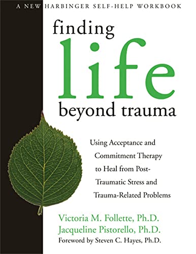 Finding Life Beyond Trauma: Using Acceptance and Commitment Therapy to Heal from Post-Traumatic Stress and Trauma-Related Problems (New Harbinger Self-Help Workbook) von New Harbinger