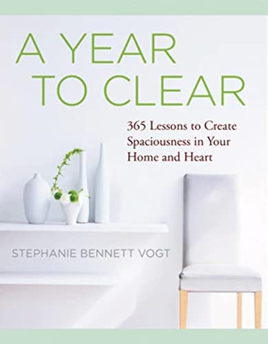 A Year to Clear: A Daily Guide to Creating Spaciousness in Your Home and Heart von Hierophant Publishing