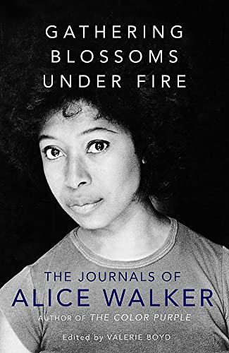 Gathering Blossoms Under Fire: The Journals of Alice Walker Gathering Blossoms Under Fire: The Journals of Alice Walker von Weidenfeld & Nicolson
