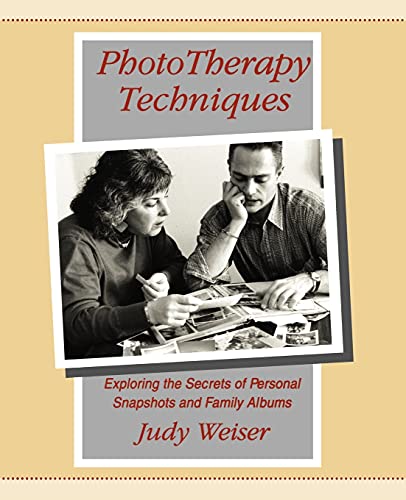 PhotoTherapy Techniques: Exploring the Secrets of Personal Snapshots and Family Albums PhotoTherapy Techniques: Exploring the Secrets of Personal Snapshots and Family Albums von Phototherapy Centre Press