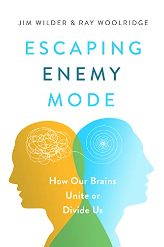 Escaping Enemy Mode: How Our Brains Unite or Divide Us von Moody Publishers