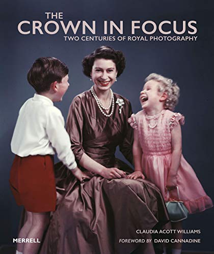 The Crown in Focus: Two Centuries of Royal Photography von Merrell