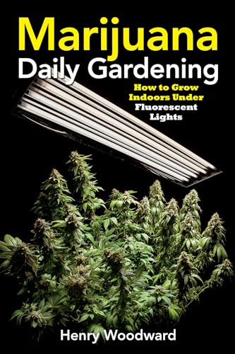 Marijuana Daily Gardening: How To Grow Indoors Under Fluerescent Lights: How to Grow Indoors Under Fluorescent Lights von Green Candy Press