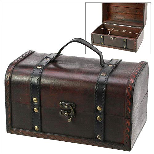 Schatzkoffer: Schatzkoffer. Handwerklich aus Holz gefertigter Schatzkoffer im Stil eines antiken Arztkoffers. Liebevoll ausgeführte Details wie ... ... Verwendung finden. Format ca. 22 x 13 x 12 cm von SAFE