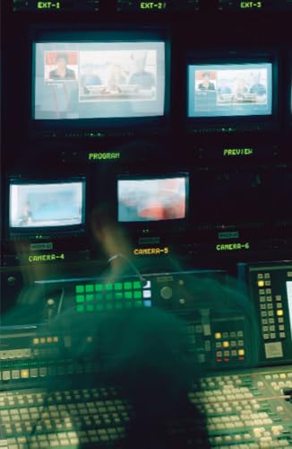 Sophie Huguenot: Television: Essai photographique sur la mise en scène de l'actualité / Ein fotografischer Essay über die Inszenierung von Nachrichten / A photographic eeay on the staging of the news von Spector Books OHG